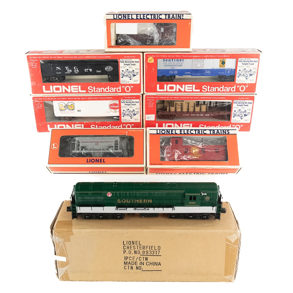Lionel Southern 8301 Locomotive & Railway Cars (1 of 13)