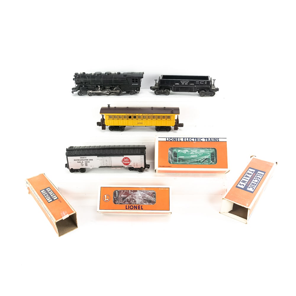 K LINE AT&SF O Gauge Locomotive & Railway Cars: Collection showcases vintage K Line AT & SF Steam Engine O gauge Locomotive along with Swift Reefer 9855, Western Atlantic Coach Car 1875W with box, Lionel 3469 Automatic Dump Car & 1996 TTOM ORe Car 