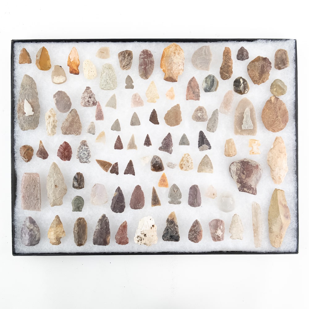 91-Piece Native American Point Collection: This substantial 91-piece (approx.) assemblage offers a comprehensive survey of prehistoric tool-making, featuring an array of North American projectile points and lithic tools likely spanning from th
