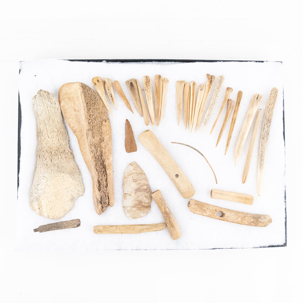 32pc Native American Bone & Stone Tools: This substantial 32-piece assemblage represents a high-quality study in prehistoric-style utilitarian craftsmanship, featuring a diverse array of bone awls, needles, scrapers, and flaked stone impleme
