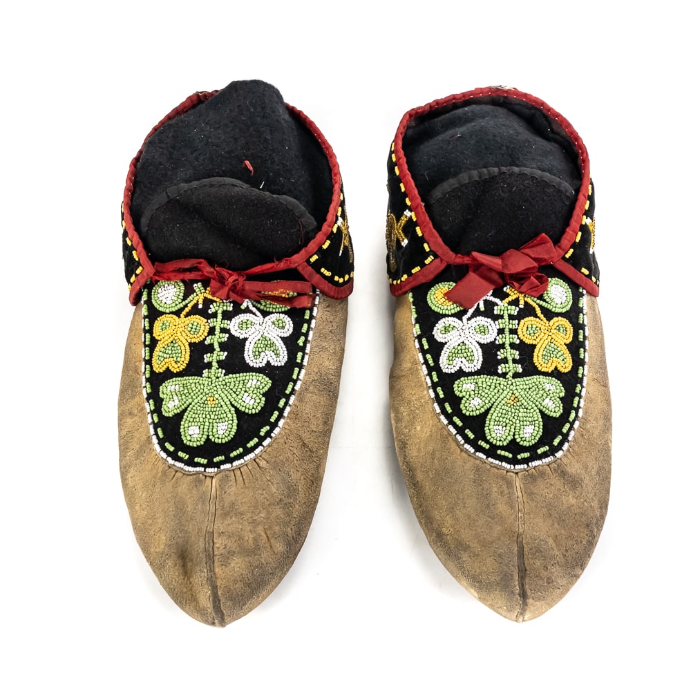 Pair of Beaded Native American Moccasins: A beautifully crafted pair of Native American Haudenosaunee (Iroquois) or Great Lakes style pucker-toe moccasins, likely dating to the early-to-mid 20th century. The soft buckskin leather features a