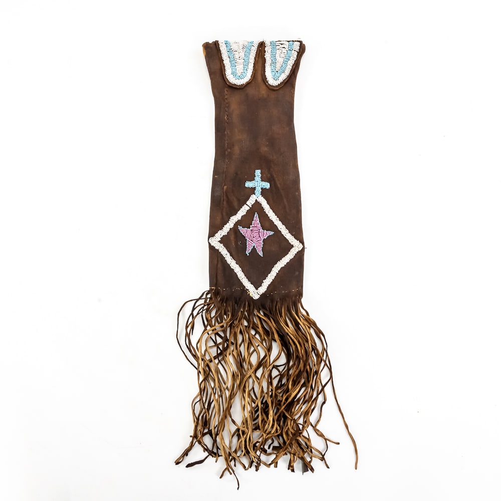 Plains Style Beaded Suede Pipe Bag: This striking Plains-style pipe bag, likely from the early to mid-20th century, is a testament to the enduring craftsmanship of the Lakota and neighboring Great Plains tribes. Hand-constructed from