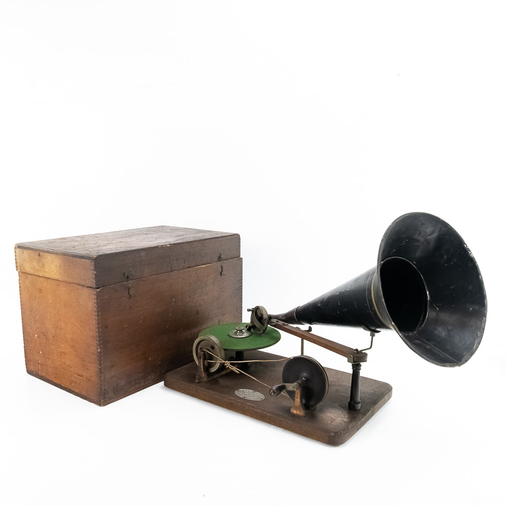 Hand Wind Berliner Disc Gramaphone (1 of 13)