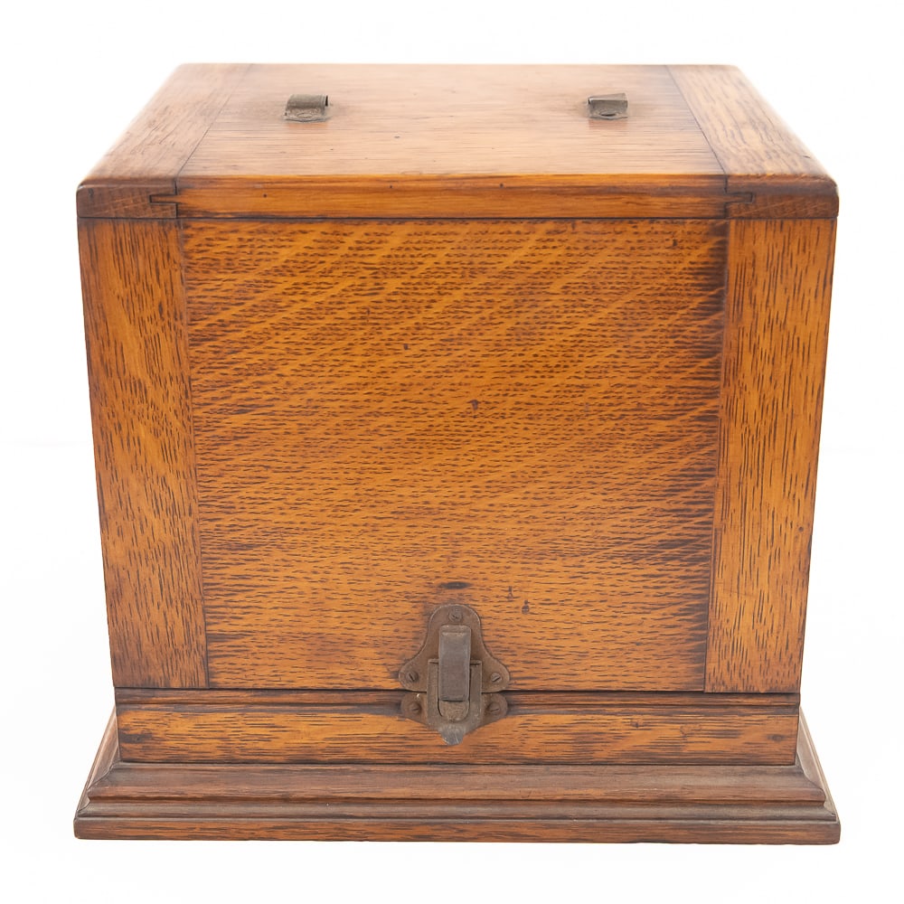 Oak Berliner Phonograph Record Storage Case. (1 of 9)