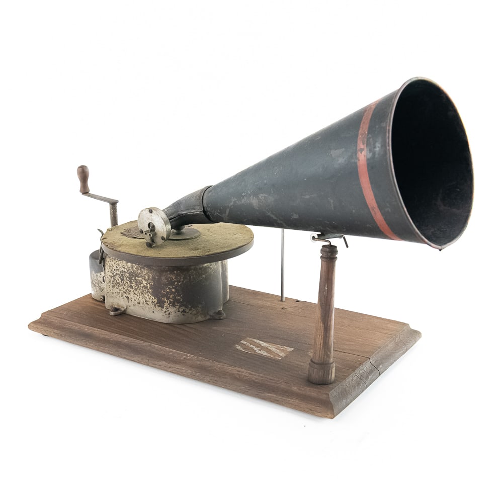 Berliner JS Disc Phonograph: All original Berliner JS disc phonograph in good condition. This machine is pictured on page 86 of the Fabrizio / Paul Talking Machine Compendium but has suffered some deterioration due to exposure
