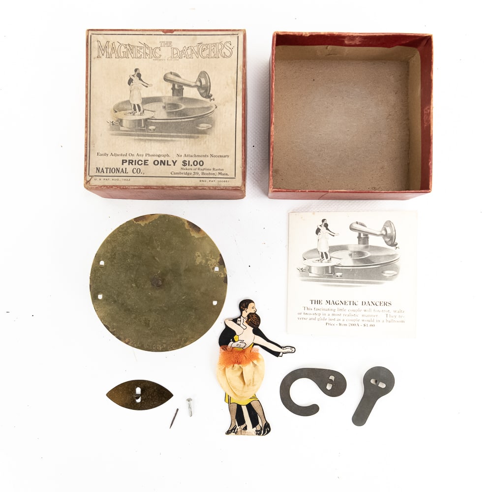 Magnetic Dancers Dancing Phonograph Toy (1 of 7)