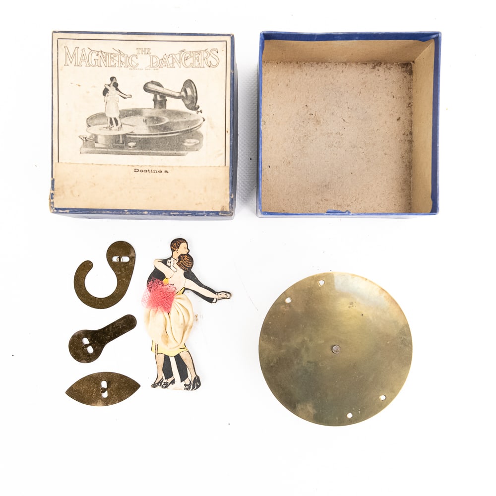 Magnetic Dancers Dancing Phonograph Toy (1 of 6)