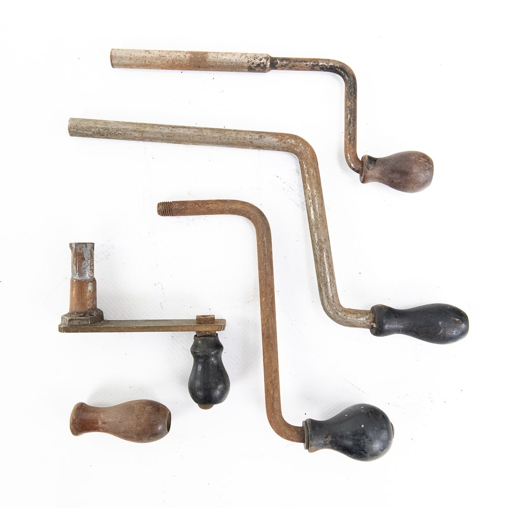 5 Piece Lot of Various Phonograph Cranks: Includes three threaded cranks of unknown makers, one crudely made homemade slotted crank, and one wooden crank knob (possibly Victor). All with some rust and deterioration. See photos for details. Fr