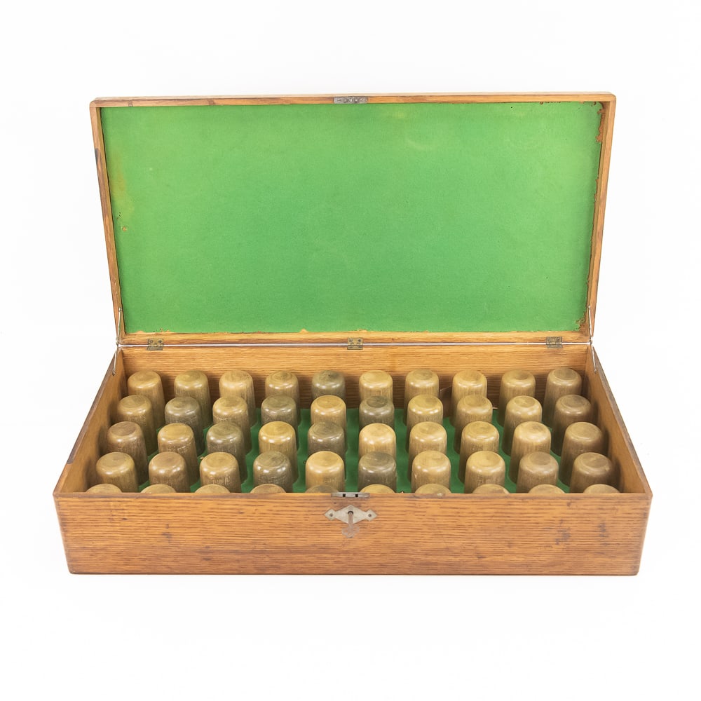 Oak Cylinder Record Storage Case: Solid oak table top cylinder record storage case in VG original finish condition. Hinged locking lid (key included) opens to reveal 50 wood pegs with green felt on the inside lid and the bottom of