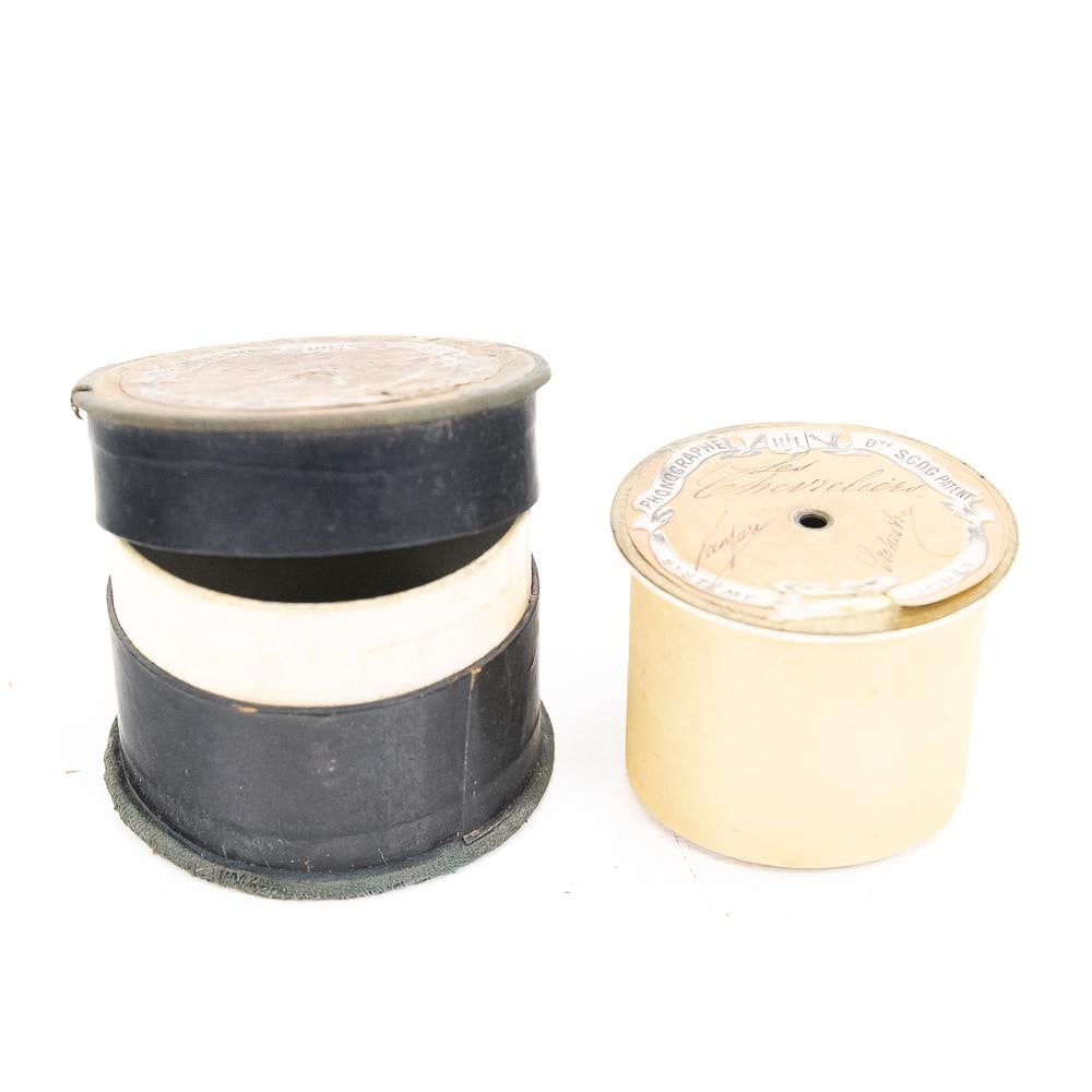 Lioret Celluloid Cylinder Record: Measures approx 53mm in diameter by 26mm. No title paper on cylinder.. In overall good original condition with correct titled VG condition box. From the Allen Koenigsberg collection.