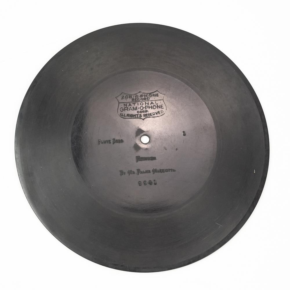 9" Zon-O-Phone Disc Record 9941: 9" Zon-O_Phone disc record No. 9941.Heimweh - Flute solo by Mr Frank Mazziota. In good condition with a scratch at 1 o'clock. See photos.. From the Allen Koenigsberg collection.
