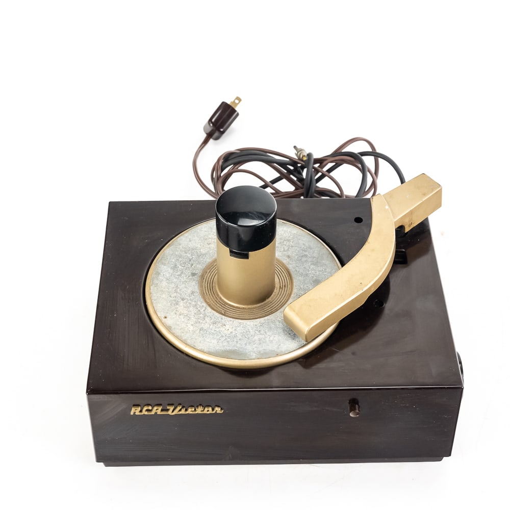 Vintage RCA Victor 45 RPM Record Changer: Vintage RCA Victor 45 RPM Record Changer, introduced in 1950, Model 45-J, Serial #A014782, Bakelite record changer engineered to play the then-new 7" vinyl records with large center holed, thick
