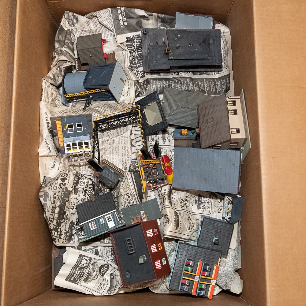 HO Scale Train Accessory Assortment Building &More - 3