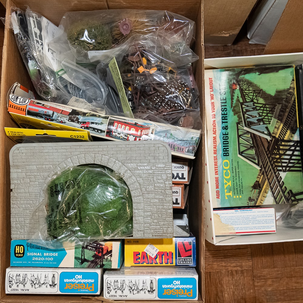 HO Scale Train Accessory Assortment Building &More - 6