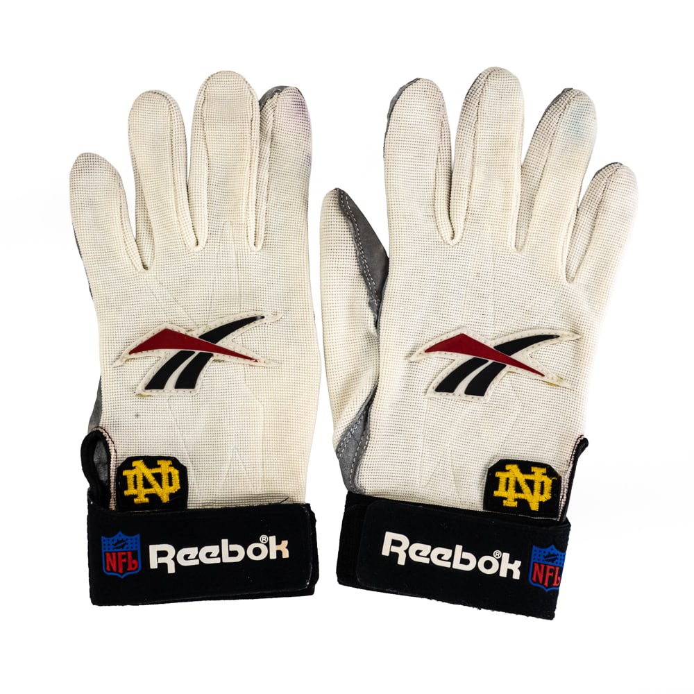 Notre Dame – Derrick Mayes Game Used Gloves: Title: Notre Dame – Derrick Mayes Game Used GlovesGlove Manufacturer: Reebok AthleticGlove Type: Tackified receivers’ glovesSpecial Team Identification: Embroidered gold Notre Dame logo