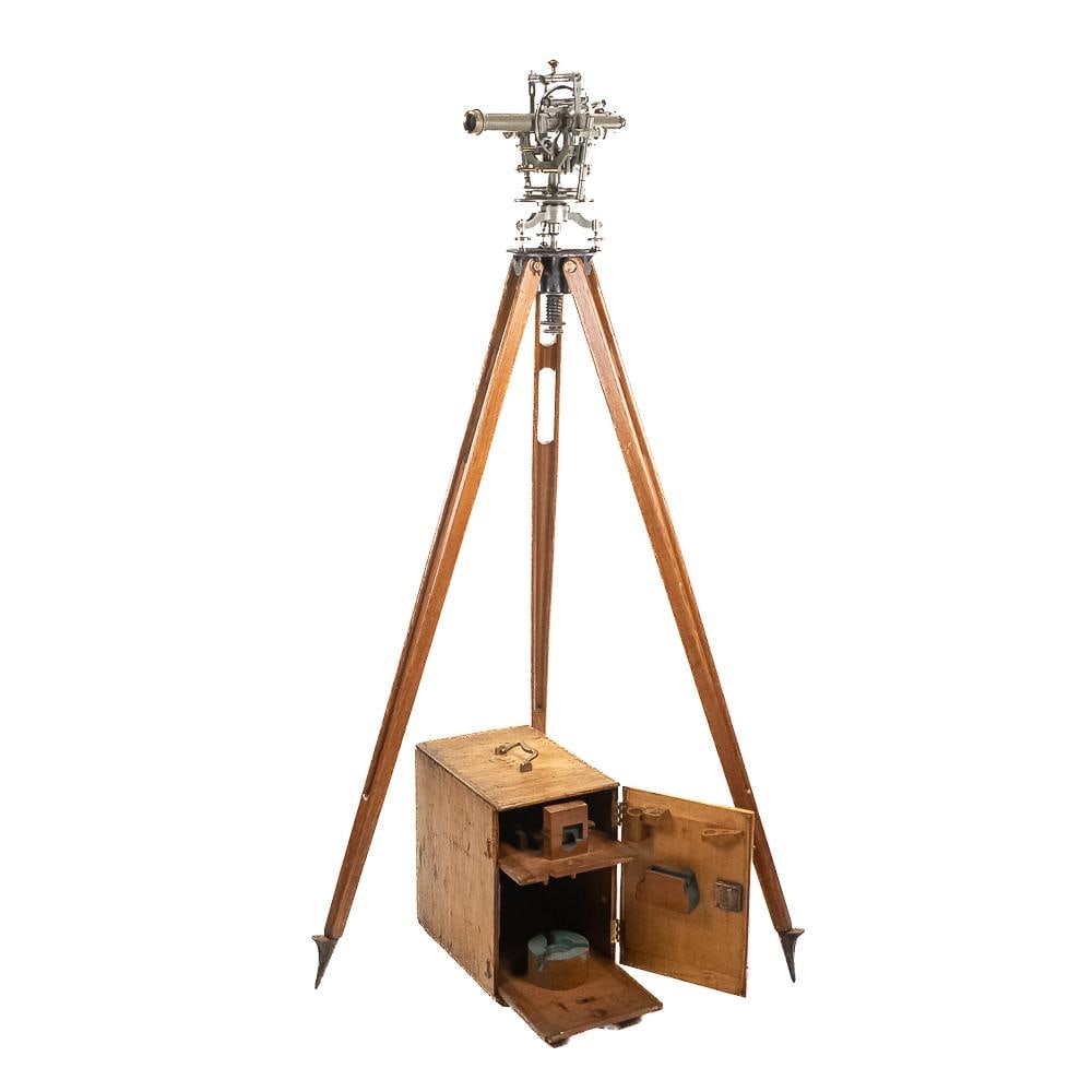 Gustav Heyde Dresden Transit & Tripod: An exceptional late 19th- to early 20th-century scientific surveying instrument by renowned precision maker Gustav Heyde of Dresden, Germany, bearing serial/model number 815. Crafted from painted