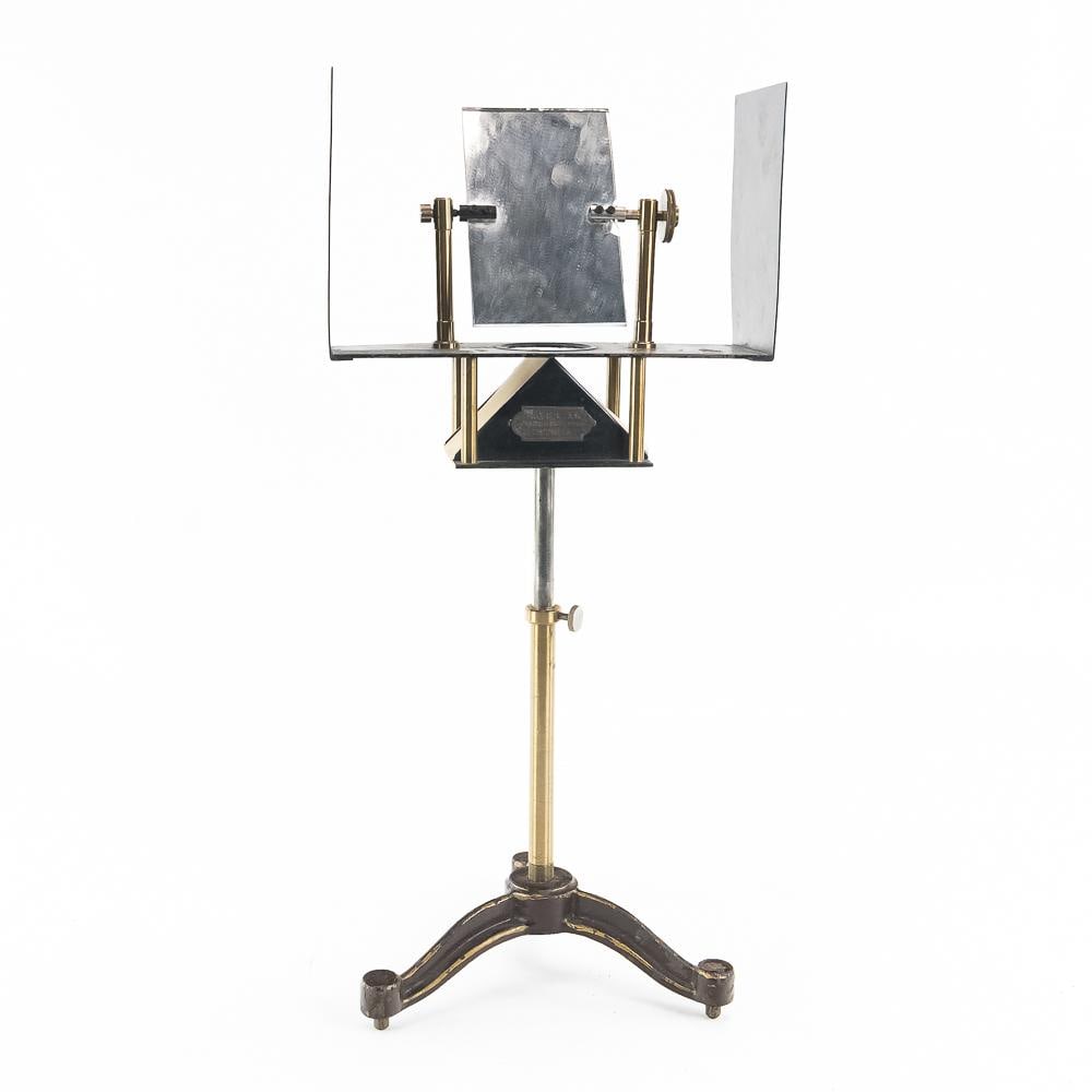 Antique Max Kohl Optical Apparatus: An exceptional early 20th-century German scientific optical demonstration apparatus manufactured by the renowned Max Kohl A.G. of Chemnitz, Germany, perfect for collectors of historic laboratory