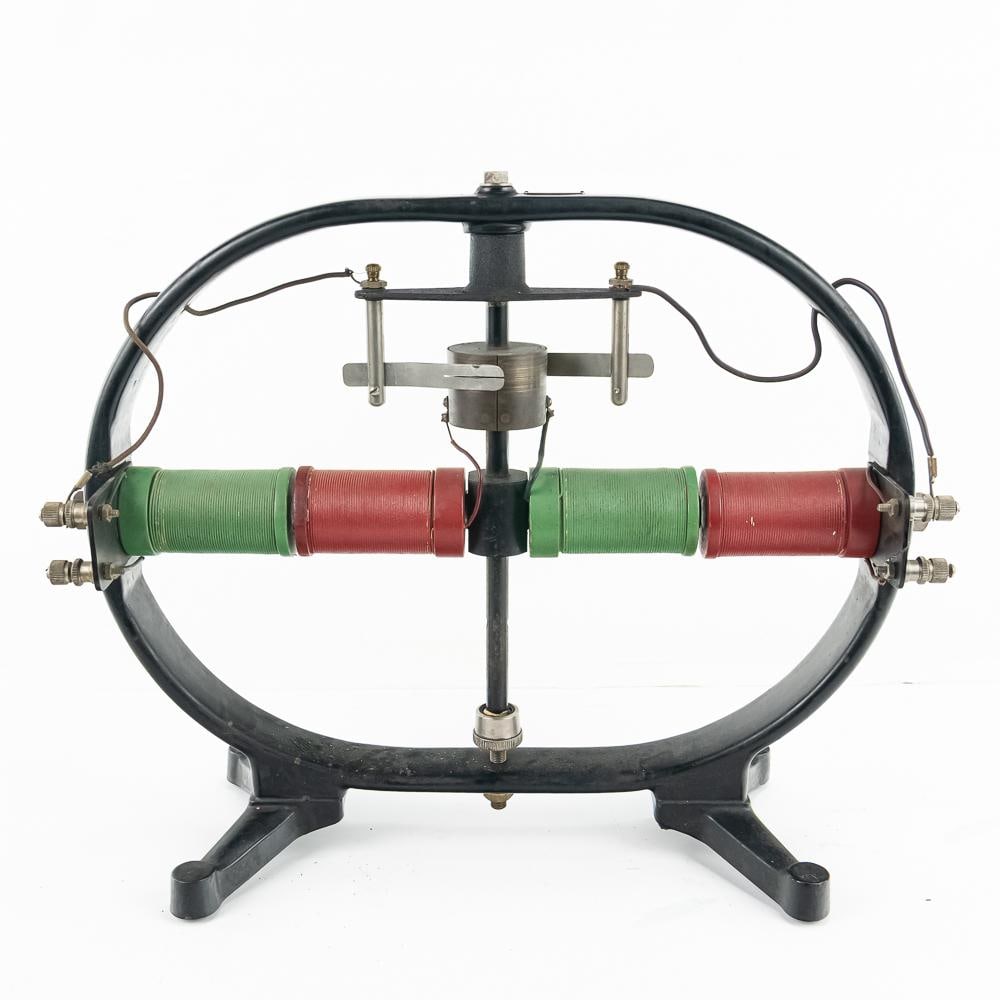 Cenco Laboratory Physics Apparatus: This fascinating piece of scientific history is a vintage laboratory apparatus manufactured by the Central Scientific Co. (CENCO) of Chicago, U.S.A. Founded in 1900, CENCO became the premier supplier