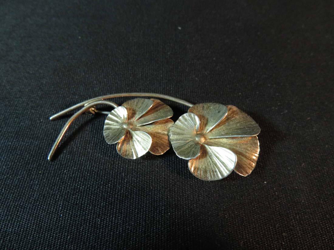 Pin Sterling Stuart Nye 2 Clovers: TYPE:Antiques SUB TYPE:Jewelry REGION: SUB REGION: MEDIUM: SGD/UNS:Signed TITLE:Pin Sterling Stuart Nye 2 Clovers CATALOG NOTES: INSIDE HEIGHT: INSIDE WIDTH: OUTSIDE HEIGHT:0.75 OUTSIDE WIDTH:2.25 OUT