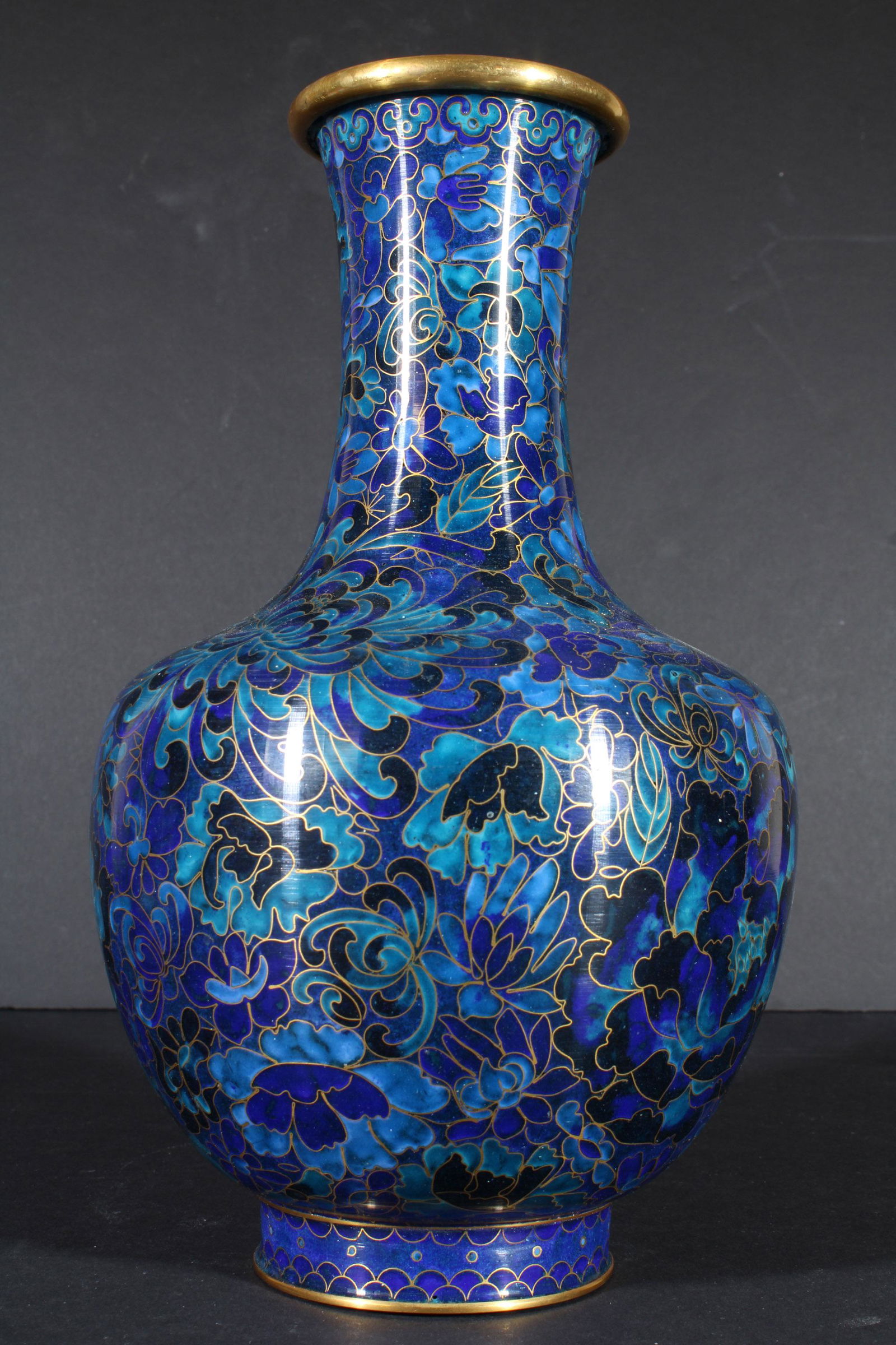 Chinese Taiwan Robert Kuo Style Cloisonne Vase 10": DESCRIPTION: A 10 inch tall Chinese or Taiwan cloisonne vase similar to the works of American 20th C cloisonne maker Robert Kuo. It features a floral design in various shades of blue. TYPE: Antiques S
