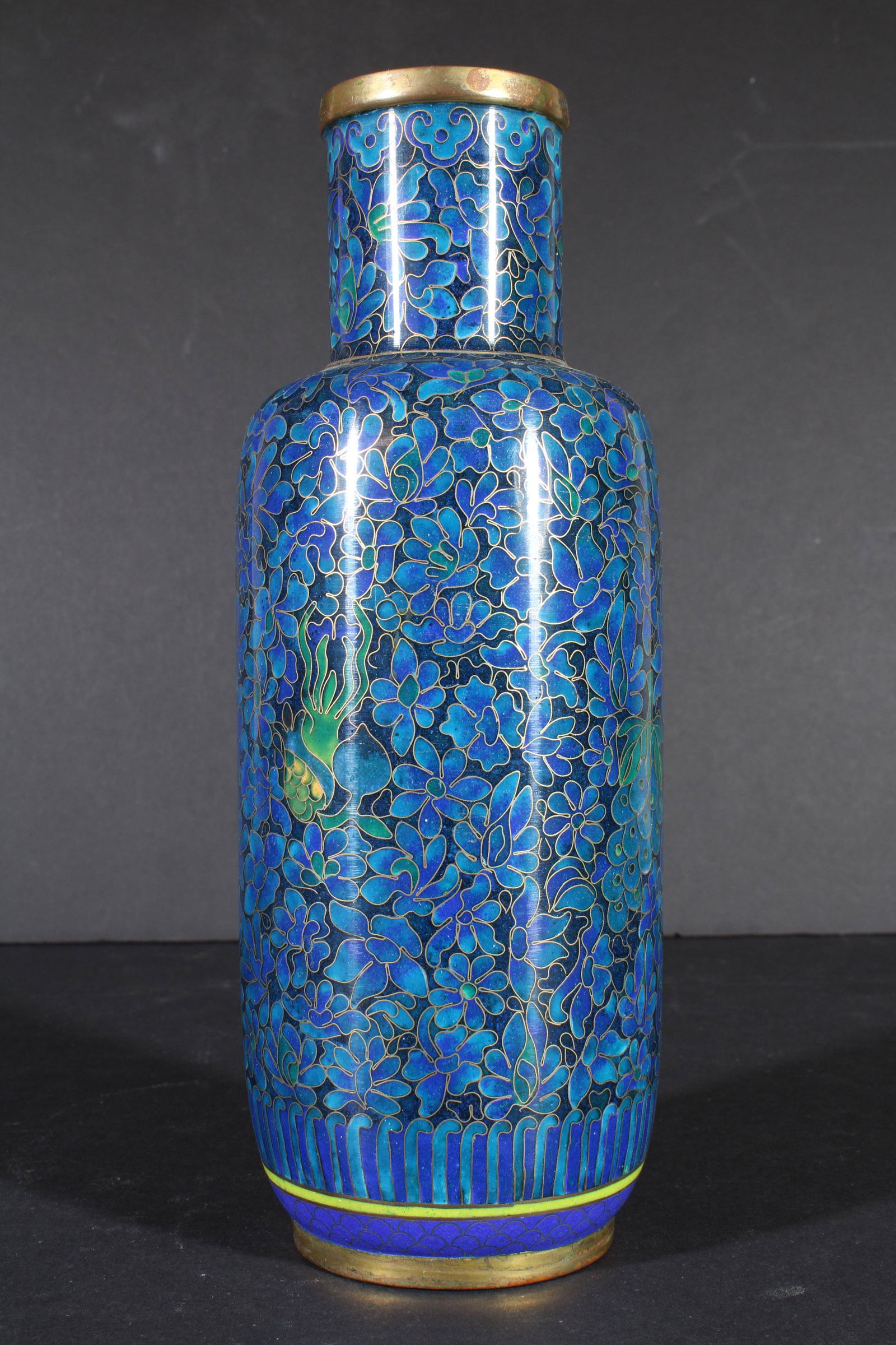 Chinese Taiwan Robert Kuo Style Cloisonne Vase 9.25": DESCRIPTION: A 9.25 inch tall Chinese or Taiwan cloisonne vase similar to the works of American 20th C cloisonne maker Robert Kuo. It features a floral design in various shades of blue. TYPE: Antiques