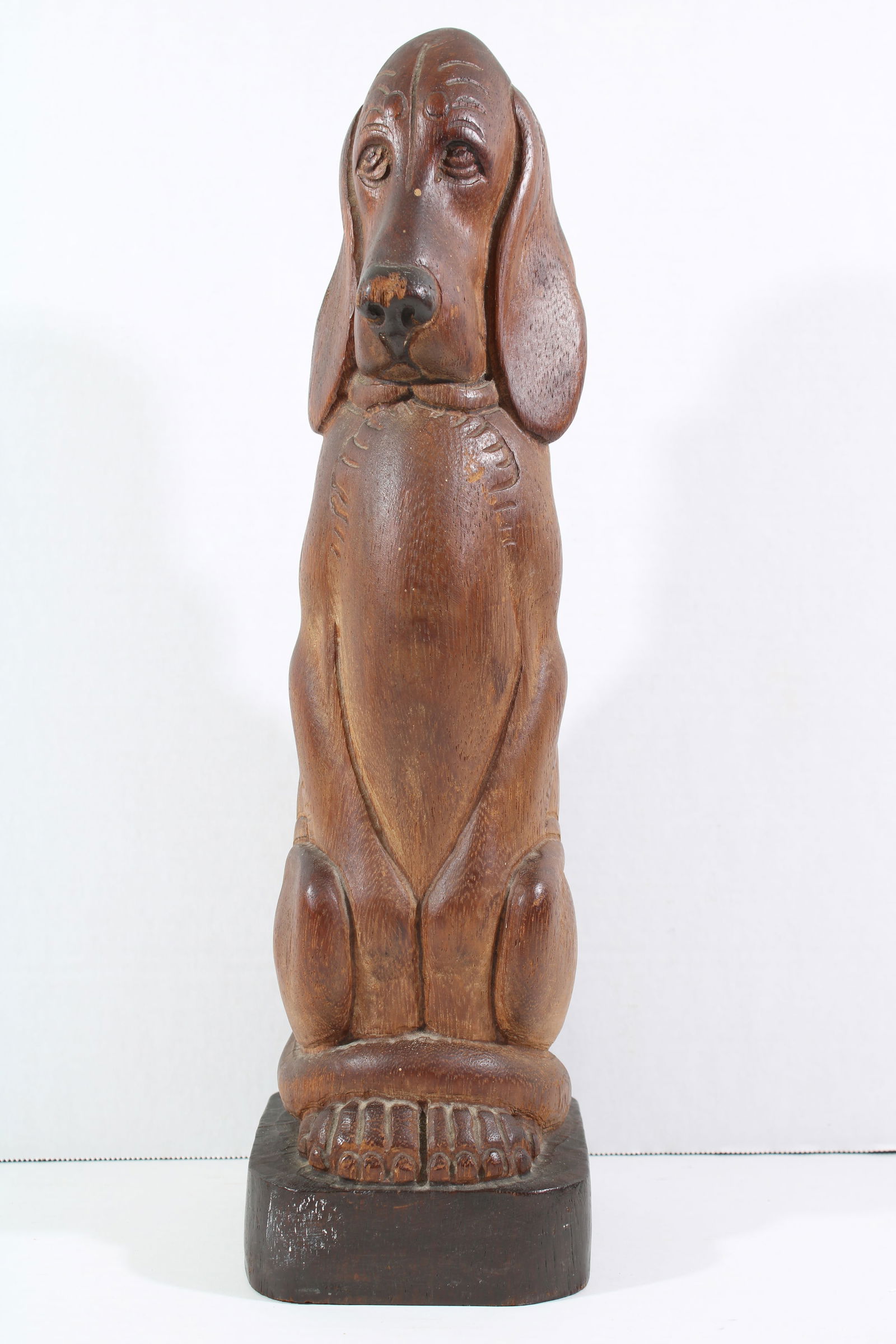 Thomas TK Freylinghuysen Suzy's Brother NJ Wood Sculpture Carving Bloodhound Dog: TITLE:Thomas TK Freylinghuysen Suzy's Brother NJ Wood Sculpture Carving Bloodhound DogDESCRIPTION:An excellent original wood carving of a Bloodhound Dog signed on the base by the artist Thomas TK Frey