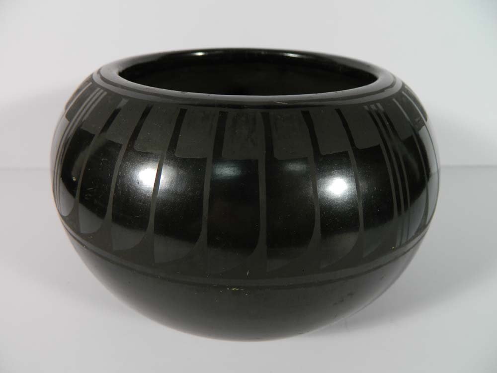 Carmelita  Dunlap San Ildefonso Feather Pot (1 of 6)