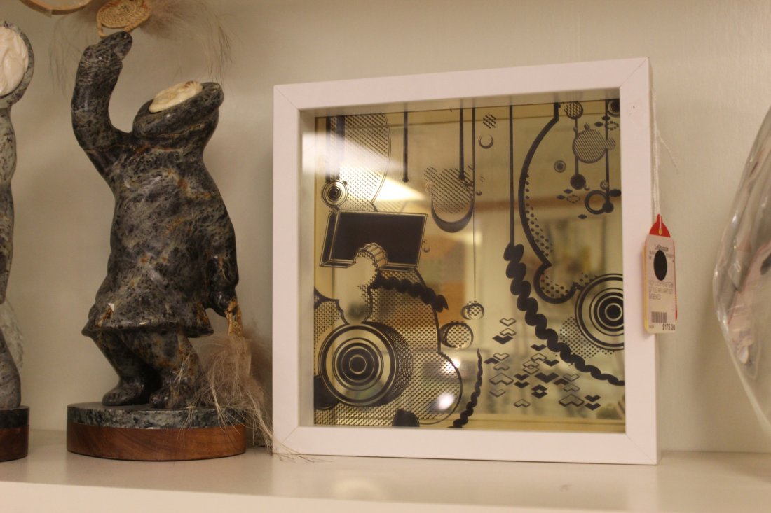 Lichtenstein Style Mirrored Art Sculpture Gold: For your consideration is a small art sculpture, in the style of Roy Lichtenstein. The dimensions are10" Sq x 2" D.