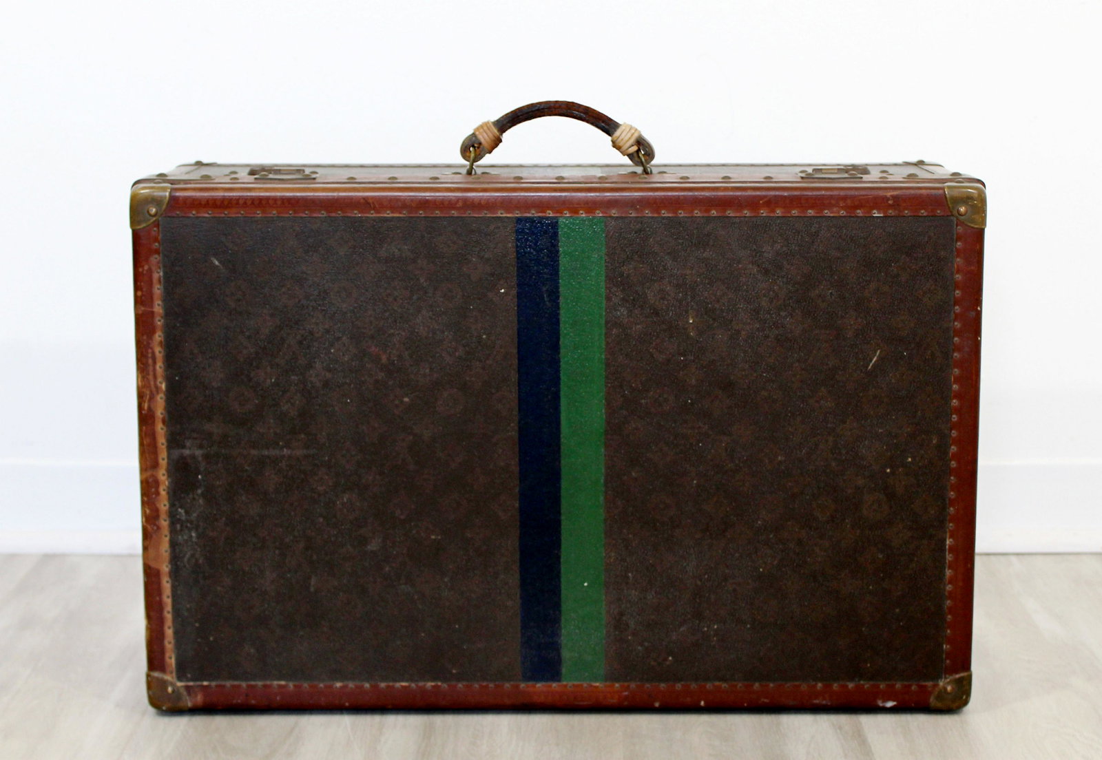 Louis Vuitton C.M.S. New York Luggage Vintage Suitcase: For your consideration is a Louis Vuitton serial number 815420 Suitcase. Has original tag, "Bought from Saks Fifth & Company New York." Rare piece hard to find.