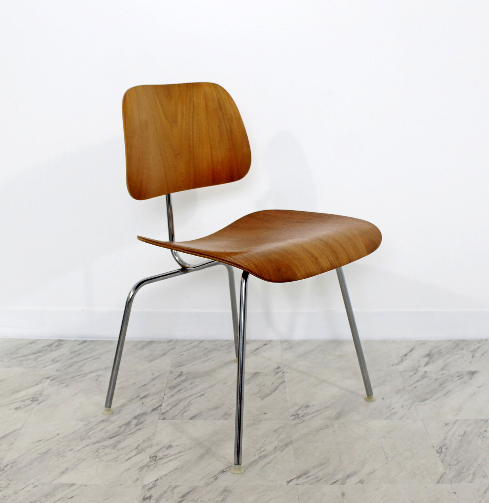 Mid Century Modern Eames Lounge Desk Chair Herman: For your consideration is an Iconic DCM Lounge Desk chair by Ray & Charles Eames for Herman Miller. In excellent condition. The dimensions are 19.5" W x 20" D x 30" B.H. x 18.5" S.H.