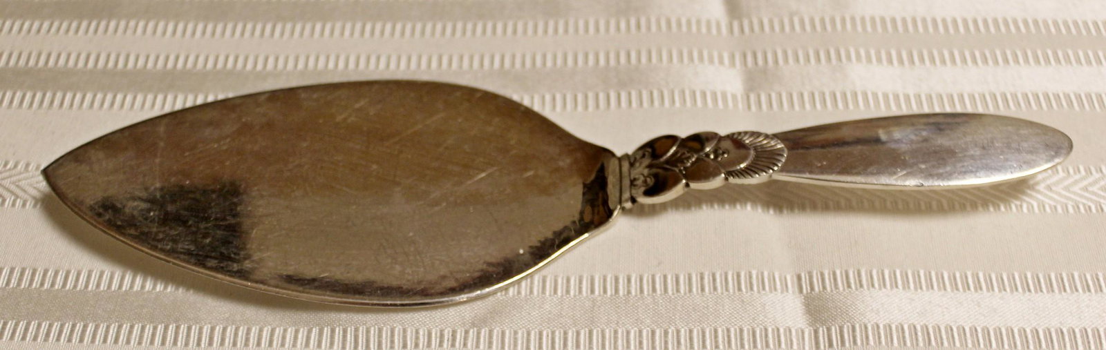 Georg Jensen Sterling Silver Cactus Pattern Cake Server: For your consideration is a beautiful, Georg Jensen, sterling silver, cactus pattern cake server, circa 1945. In excellent antique condition. The dimensions are 8.75" L x 2.5" W.