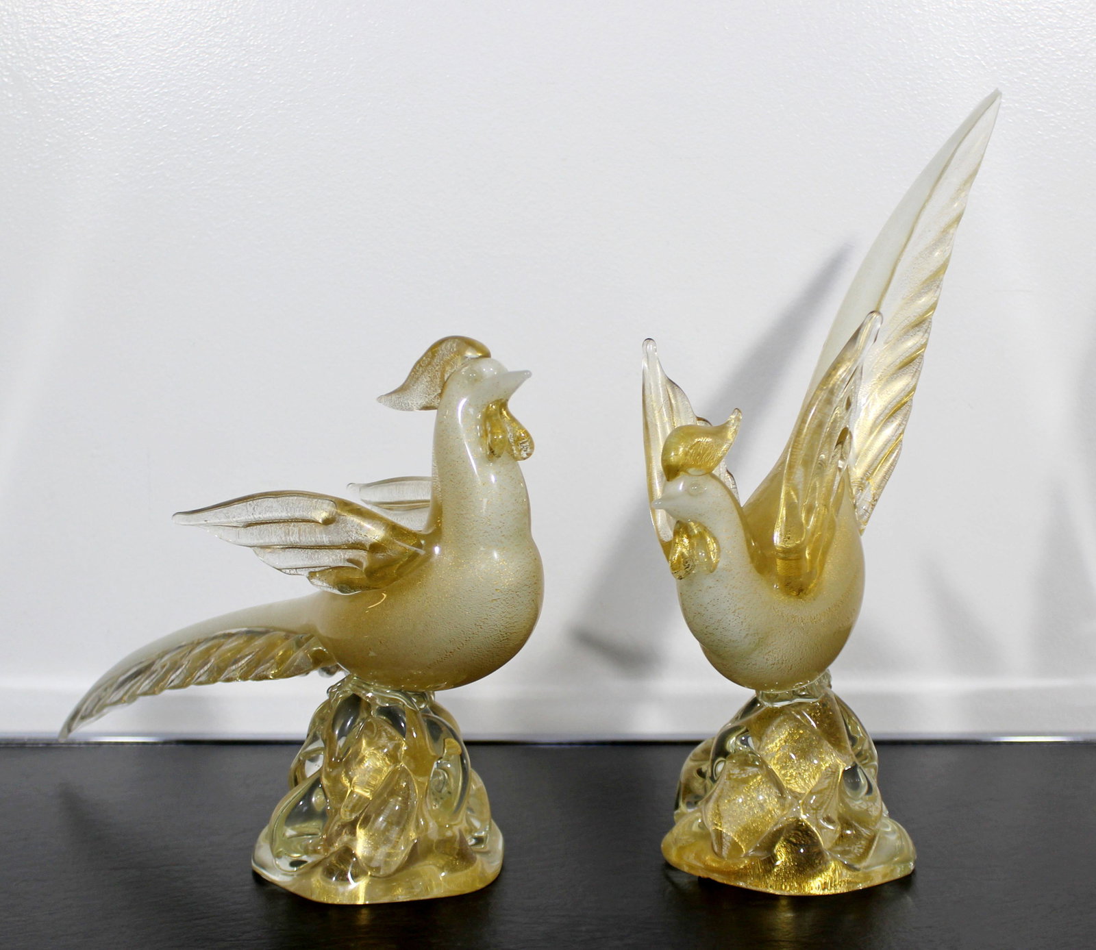 Archimede Seguso Pair Gold Leaf Glass Cocks Birds: For your consideration is a marvelous pair of Murano glass art sculptures of gold leaf cocks, by Archimede Seguso, made in Italy, circa the 1970s. In excellent condition. The dimensions of each are 4"