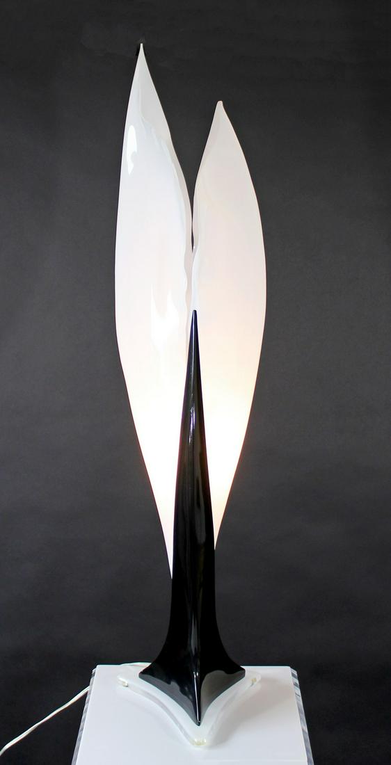 Black & White Rougier Style Table Lamp 1980s Acrylic: For your consideration is a delicate looking, acrylic flower table lamp, in the Rougier style, circa the 1980s. In good condition. The dimensions are 9.5" W x 10.5" D x 38" H.