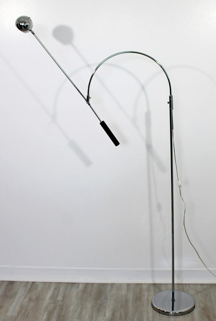 Robert Sonneman Adjustable Chrome Orbiter Floor Lamp: For your consideration is an original orbiter floor lamp, with an adjustable chrome head, by Robert Sonneman, circa the 1970s. In very good vintage condition. The dimensions are 37" W x 10" D x 62" H.