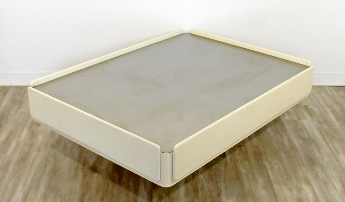 Vintage Vico Magistretti Gavina White Caori Cocktail: For your consideration is a stunning Caori cocktail or coffee table, with two drawers and two compartments, by Vico Magistretti for Gavina, made in Italy, circa the 1970s. In very good vintage conditi