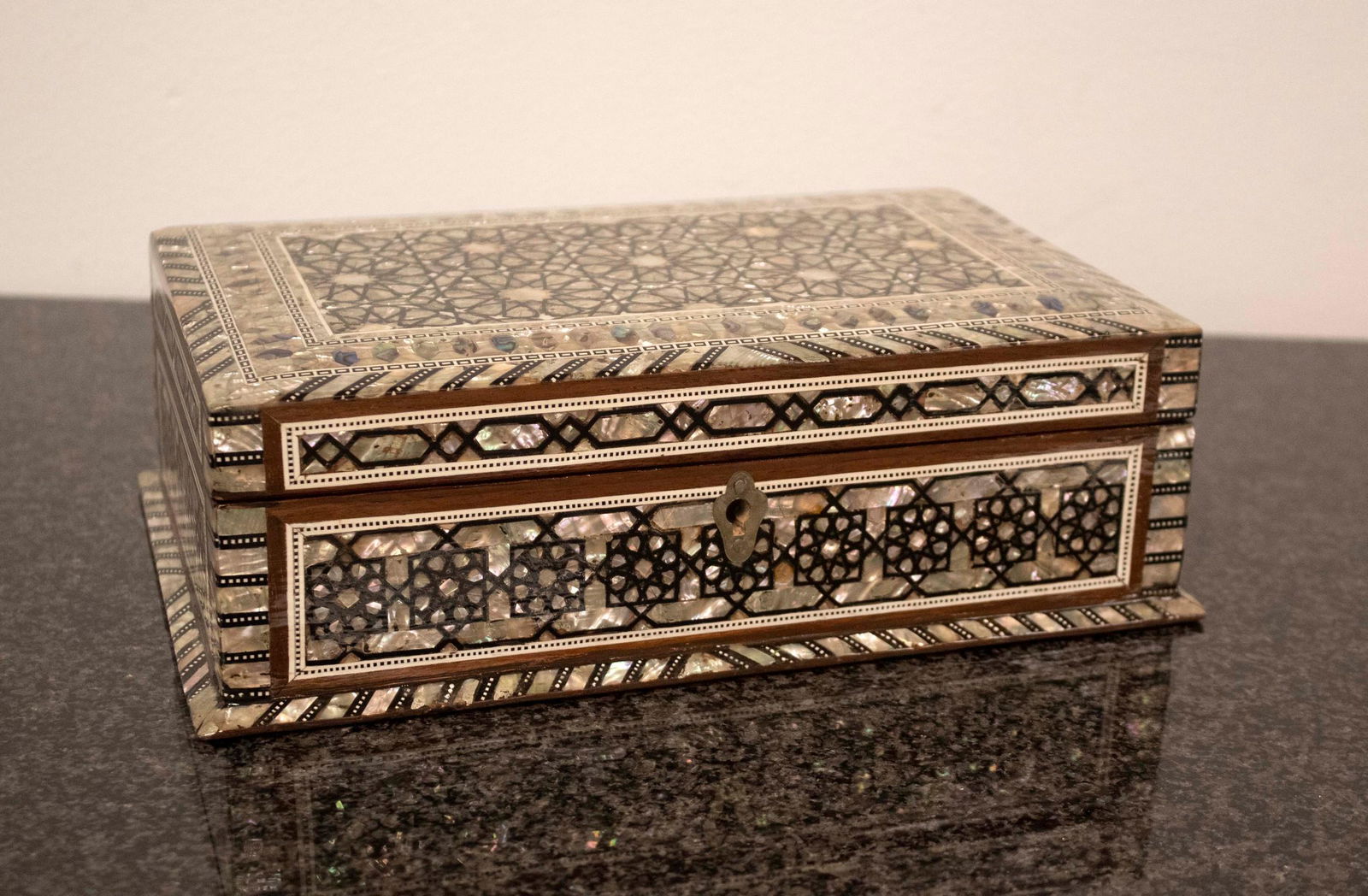 20th Century Anglo Indian Bombay Mother of Pearl Box: For your consideration is a monumental 20th century Anglo Indian Bombay mother of pearl box. This has stunning iridescence mother of pearl with abalone. In excellent condition. Dimensions: 3.25"h x 10