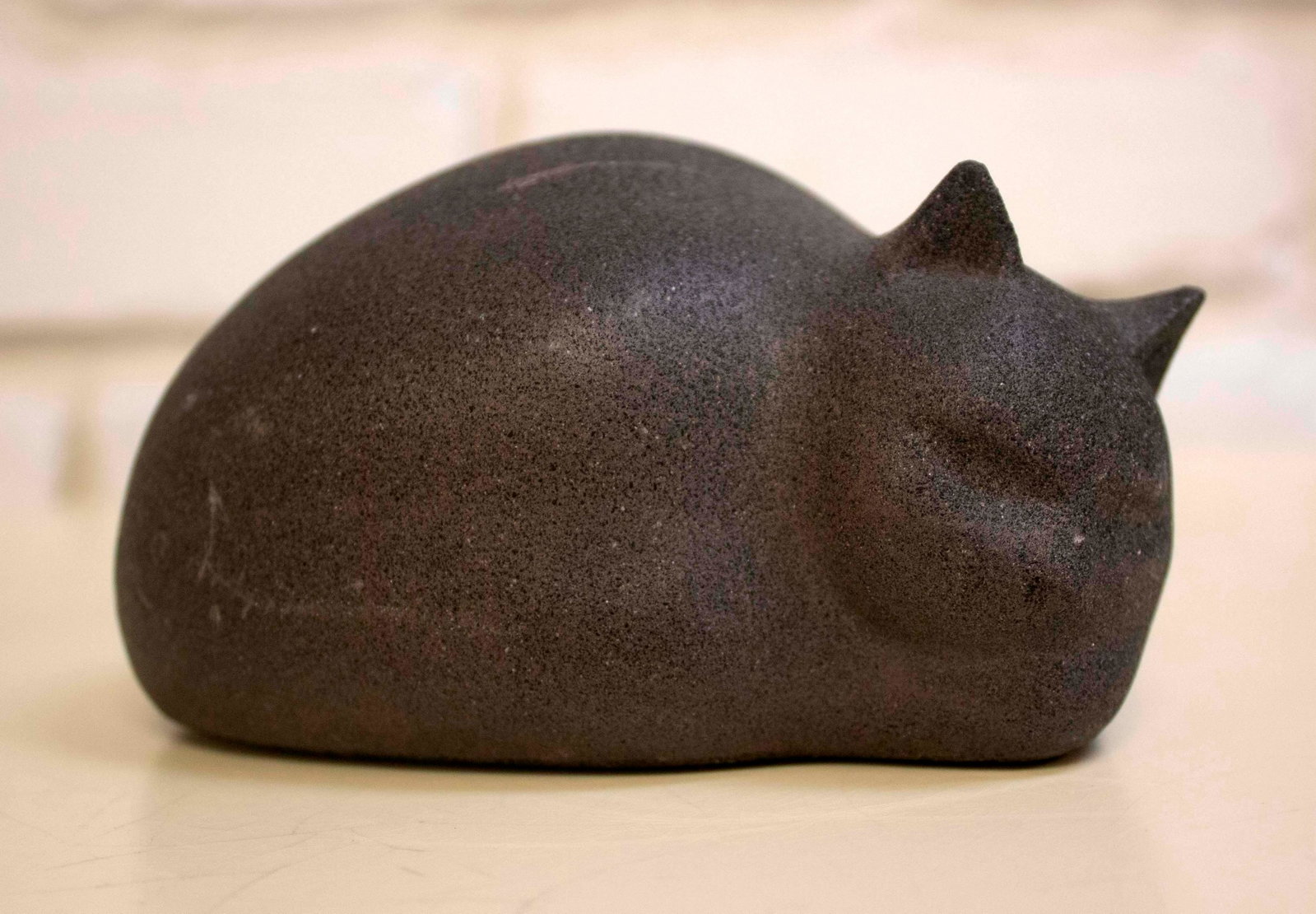 Stone Cat Marbell Belgium Vintage Sculpture: For your consideration is a delightful stone cat sculpture by Marbell Belgium (2.75”h x 5”w x 2.75”h). In excellent condition.