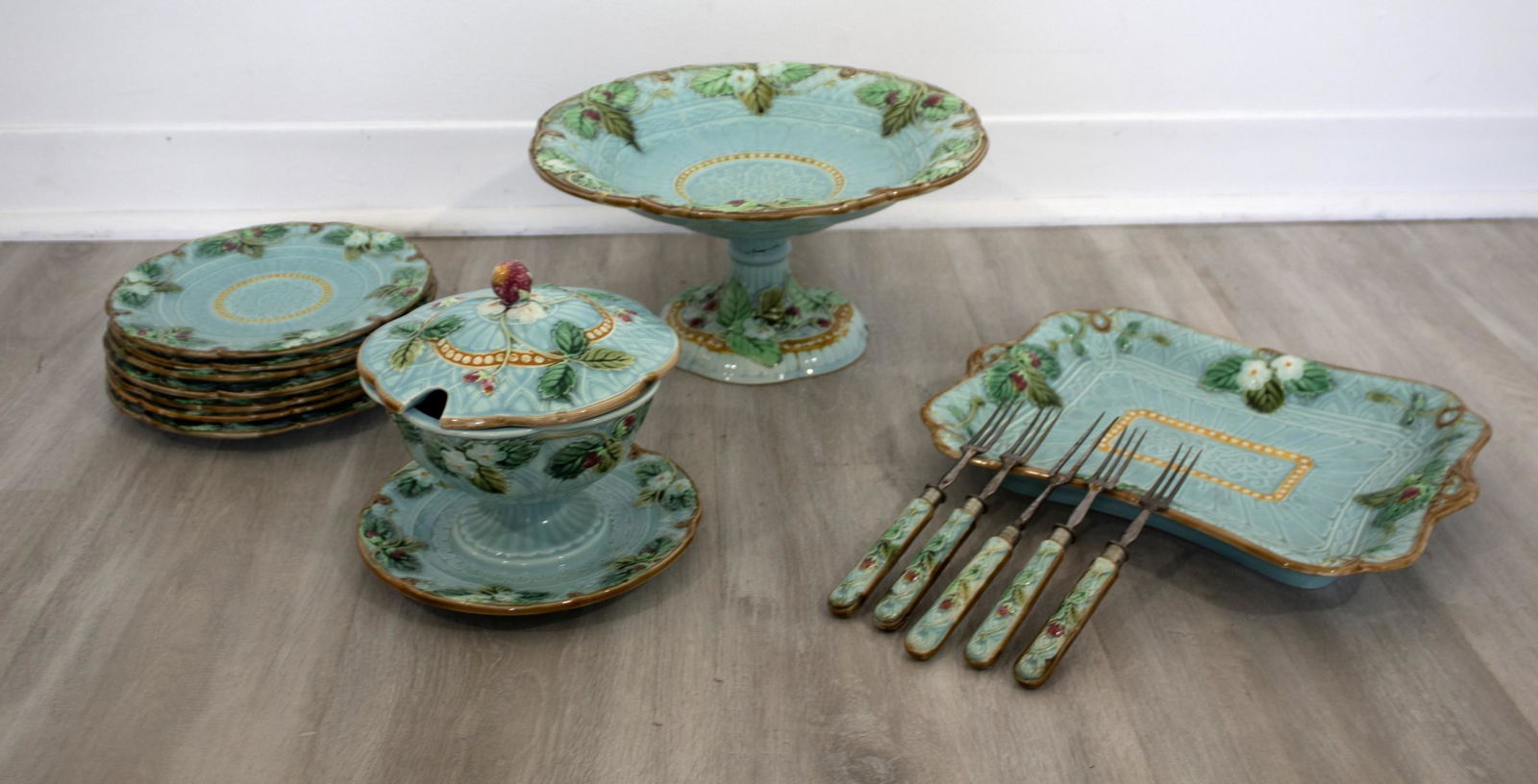 Vintage Majolica Dishes with Serving Pieces (1 of 20)