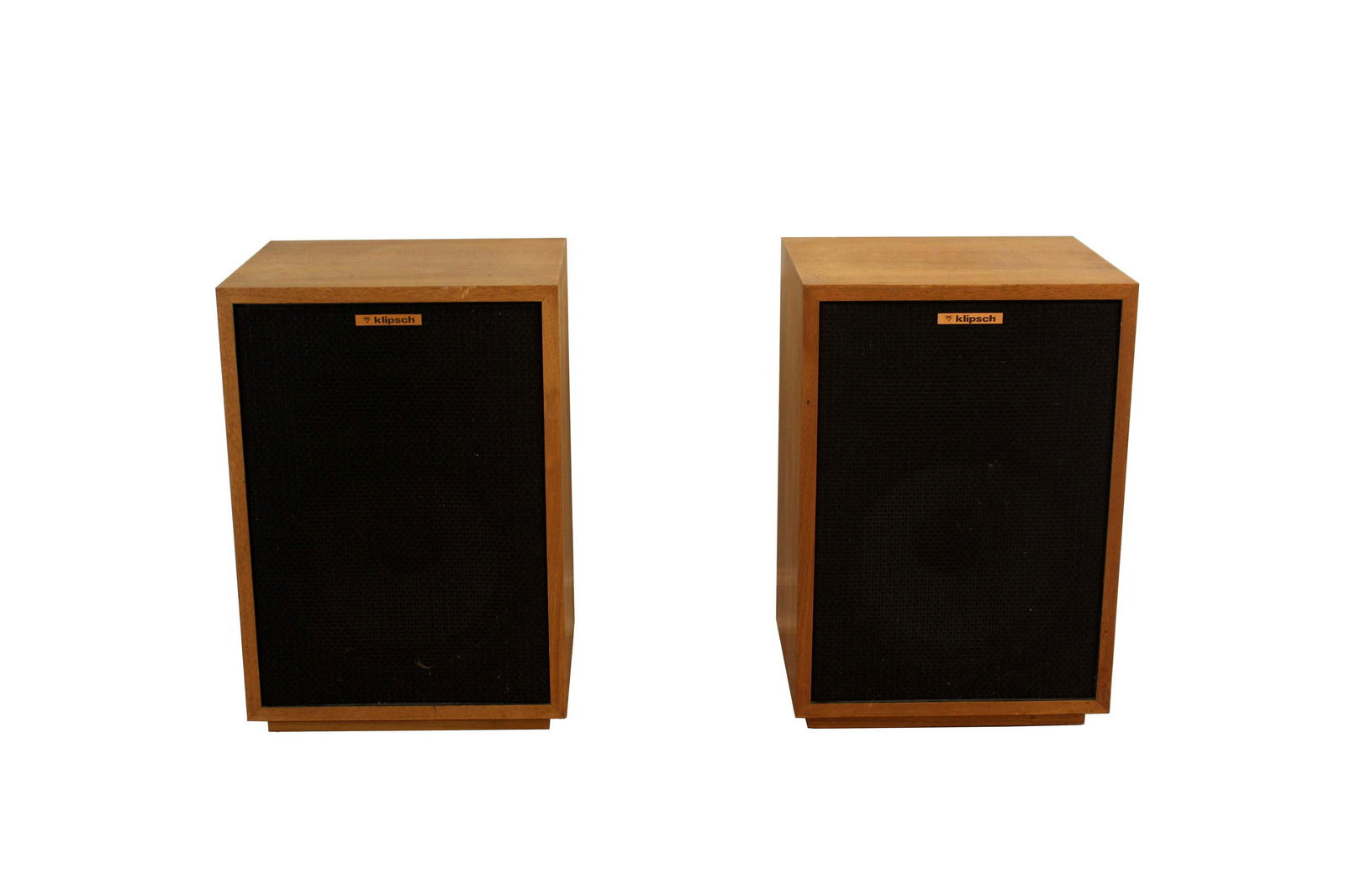 Vintage Mid Century Modern Wood Encased Pair of Klipsch Heresy HWO Speakers: For your consideration is a pair of vintage wood encased Klipsch Heresy HWO speakers. Dimensions: 15.5w x 13.25d x 22.75h Provenance: This item was curated from the estate of Kenneth Robert Stanley (1