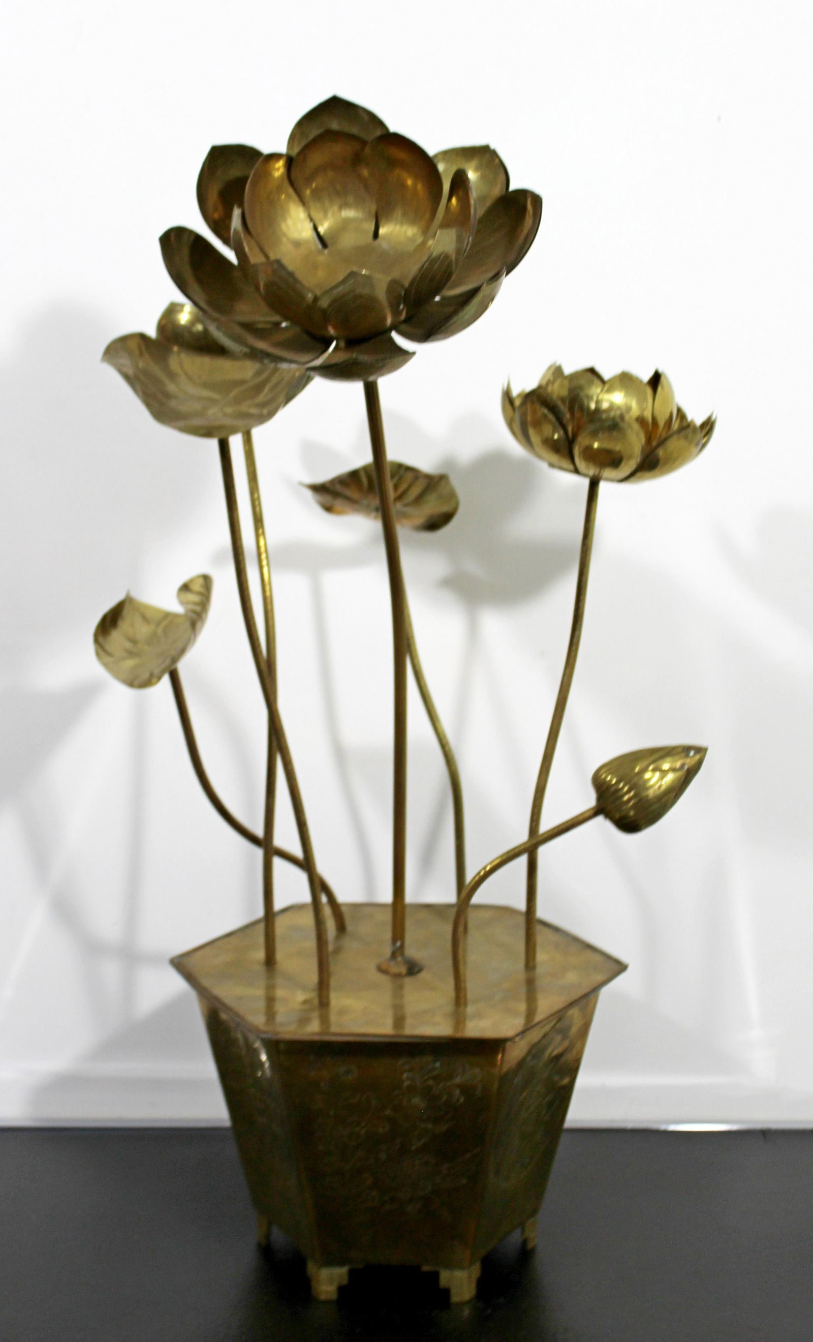 Mid Century Modern Feldman Chinoiserie Brass Lotus Sculpture Jere era 70s: For your consideration is an absolutely stunning, Etched Brass Chineiserie adjustable Lotus table sculpture , by Feldman Lighting Co, circa the 1970s. In excellent vintage condition. The dimensions ar