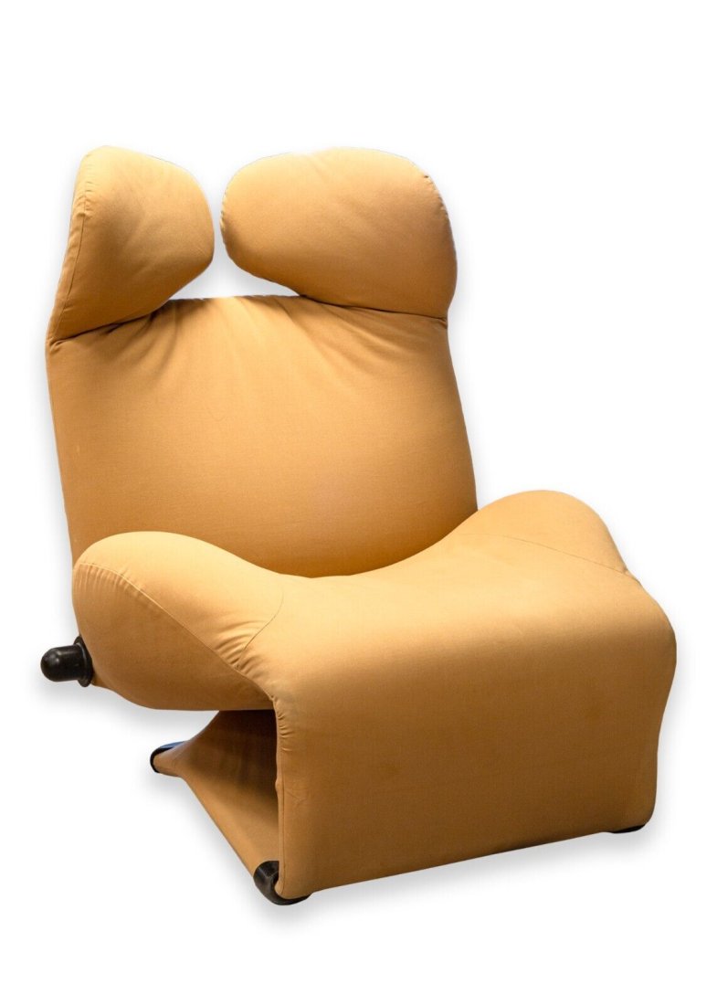 Mid Century Modern Wink Lounge Chair by Toshiyuki Kita for Cassina Italy 1980s: A 1980s Toshiyuki Kita Wink lounge chair for Cassina Italy. A magnificent accent chair that holds an iconic design, featured in museums around the world such as the MOMA in New York, the Pompidou in P