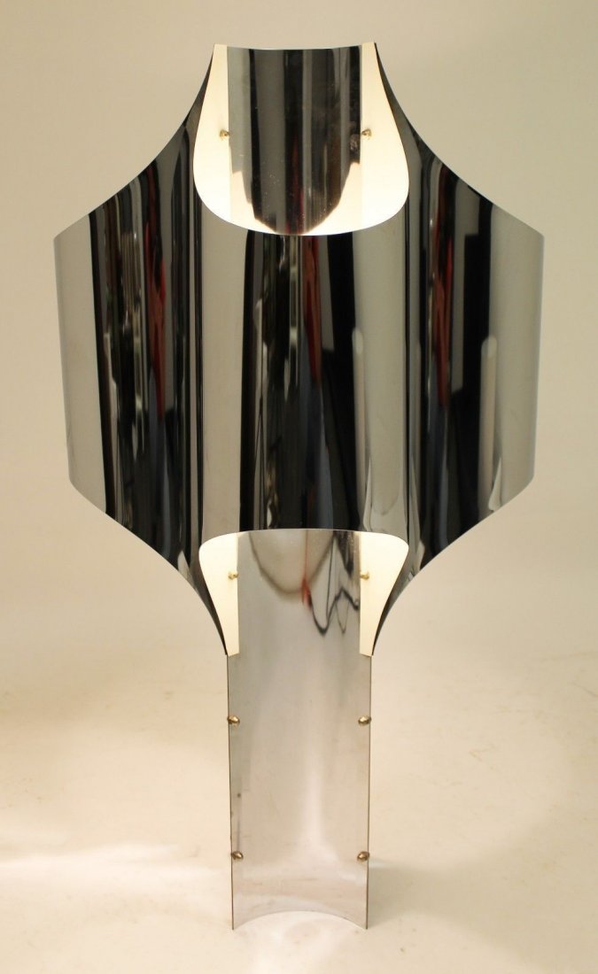 Robert Sonneman Sculptural Aluminum Chrome Table Lamp: For your consideration is a stunning, reflective, sculptural table lamp, made of aluminum and chrome, by Robert Sonneman. In excellent condition. The dimensions are 19" W x 19" D x 32" H.