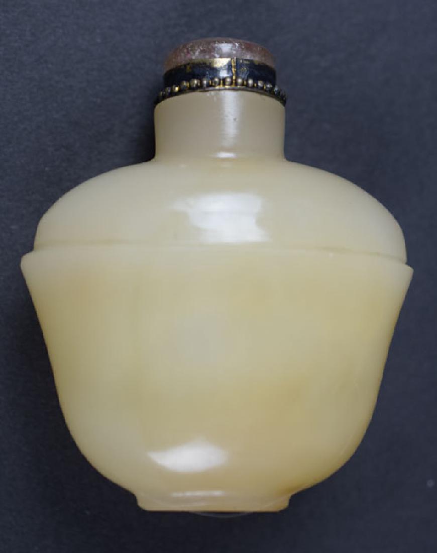 Chinese Qing carved jade snuff bottle (1 of 4)