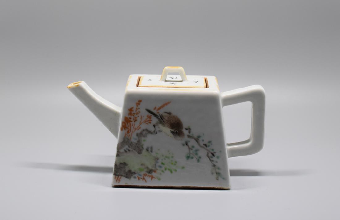 Chinese famille rose porcelain teapot (1 of 7)