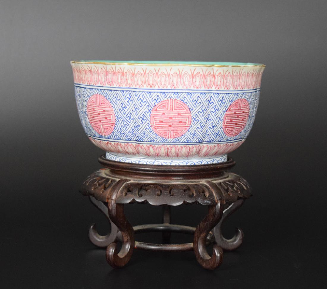 Chinese Qing enameled porcelain bowl (1 of 6)