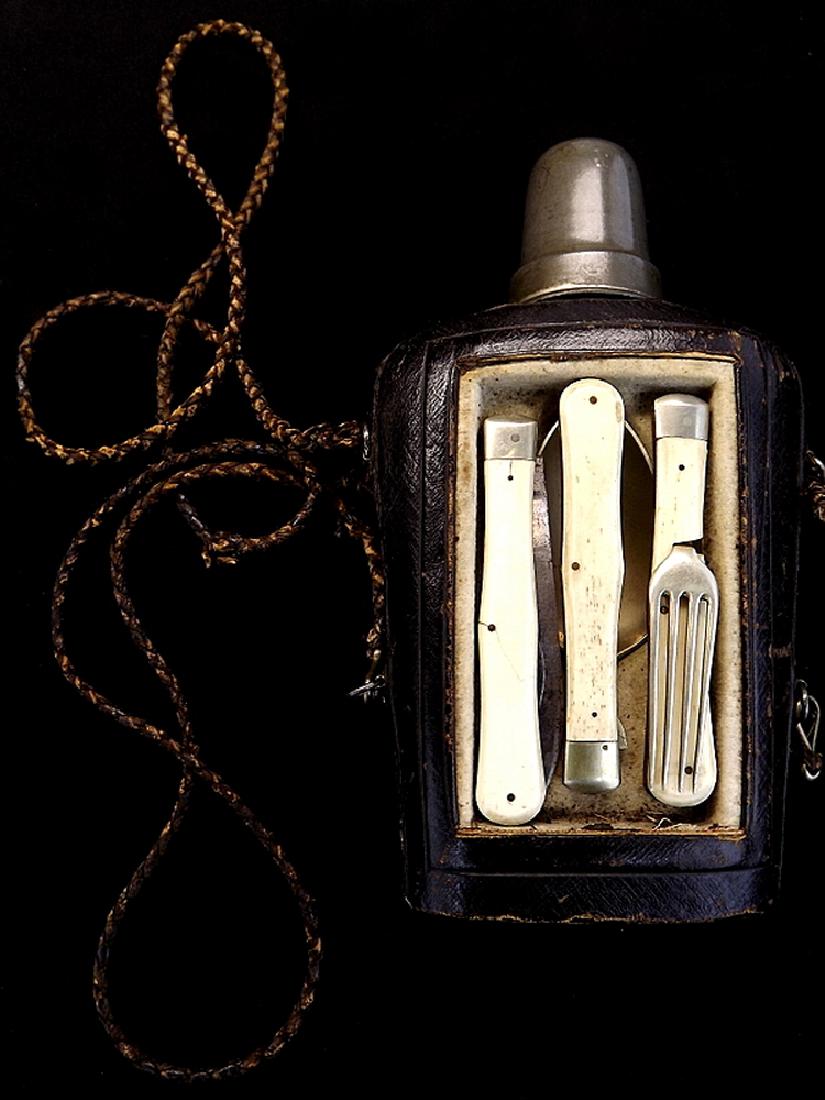 American Civil War era Officers Canteen with Utility: American Civil War era Officers Canteen with Utility Folding Knife, Fork & Spoon. Very cool piece most likely to date from around Civil War era, consisting of a canteen with a white metal cup gilt fro