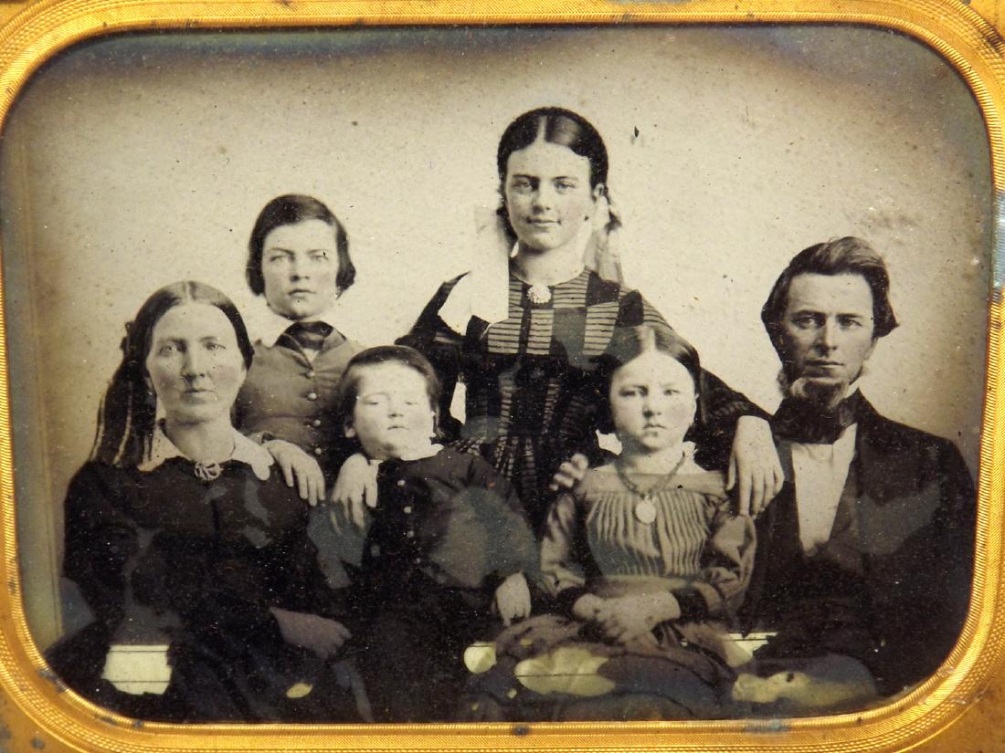 Civil War era Half plate Ambrotype image of a family: Civil War era Half plate Ambrotype image of a family with 4 Children, in Very Good Thermoplastic Union Case