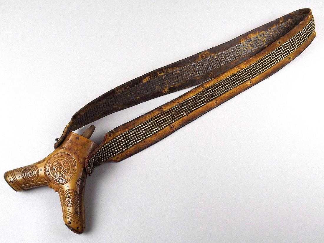 Rare 18th C. American Revolution Era Gun Powder Horn: Rare 18th C. American Revolution Era Gun Powder Horn Flask with Original Belt. A very nice and rare example well crafted from a deer stag with bone nozzle and lovely carved decorations including sever