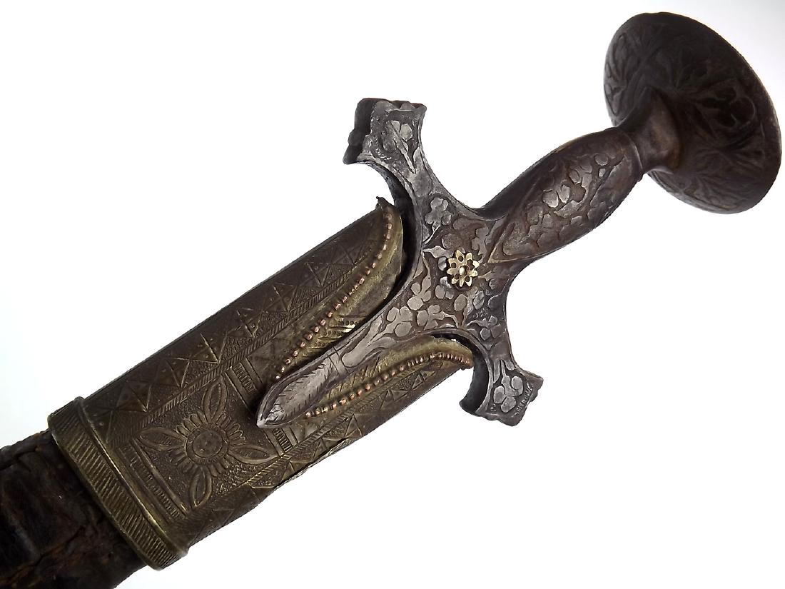 18th - 19th C. Large Indian Mughal SHAMSHIR TULWAR: 18th - 19th C. Large Indian Mughal SHAMSHIR TULWAR Sword with Damascus Blade. Large powerful battle saber of Indian Mughal warriors. With a large iron hilt of traditional form chiseled with floral dec