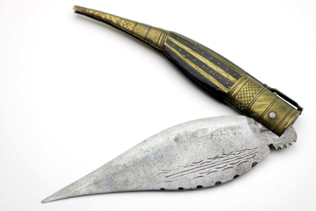 Rare 17th-18th C. Spanish "Navaja" Folding Knife Dagger: Rare 17th-18th C. Spanish "Navaja" Folding Knife Dagger with Leafed Blade. Total length (inside scabbard if present) : 11", Blade length : 5". Dear Bidders, please note, the detailed description of th